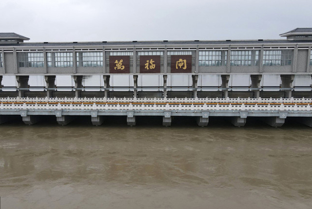 江苏扬州:高邮湖水位上涨 万福闸开闸泄洪保证汛期水域水位安全