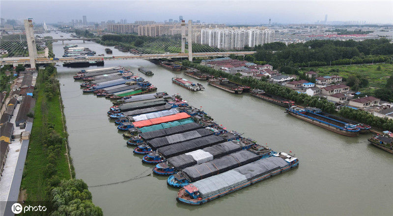 江蘇揚州:京杭大運河揚州段大量船舶積壓 嚴陣以待確保安全度汛