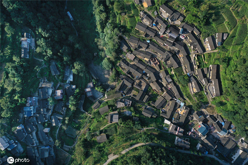 地处湖南湘西苗疆边墙下的凤凰县山江镇,风光旖旎,如诗如画.