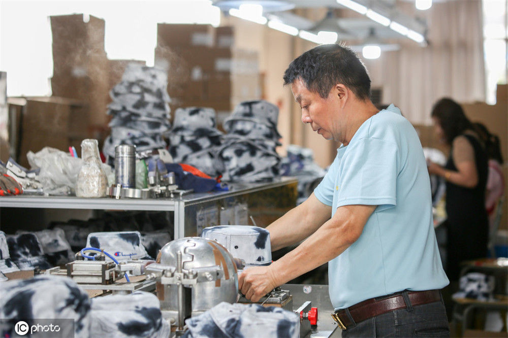 在位于江苏省如皋市长江镇车马湖社区的杰克拜尼公司内的帽子生产线上