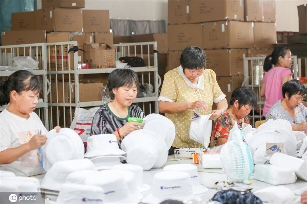在位于江苏省如皋市长江镇车马湖社区的杰克拜尼公司内的帽子生产线上