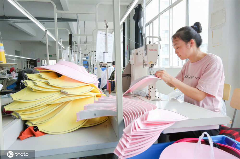 在位于江苏省如皋市长江镇车马湖社区的杰克拜尼公司内的帽子生产线上