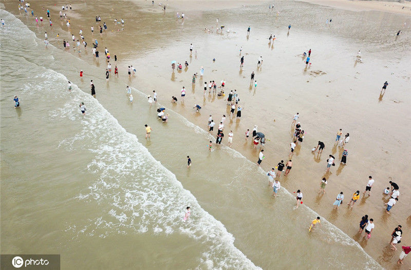 江苏连云港海滨浴场游人如织 海滨戏水消暑纳凉