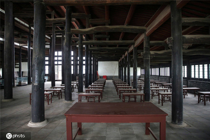 号舍内摆放着上百件考试桌椅,将当年的考试情形复原得淋漓尽致.