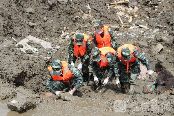 阿坝突发山洪泥石流 武警官兵全力抢险救援|荔枝军事