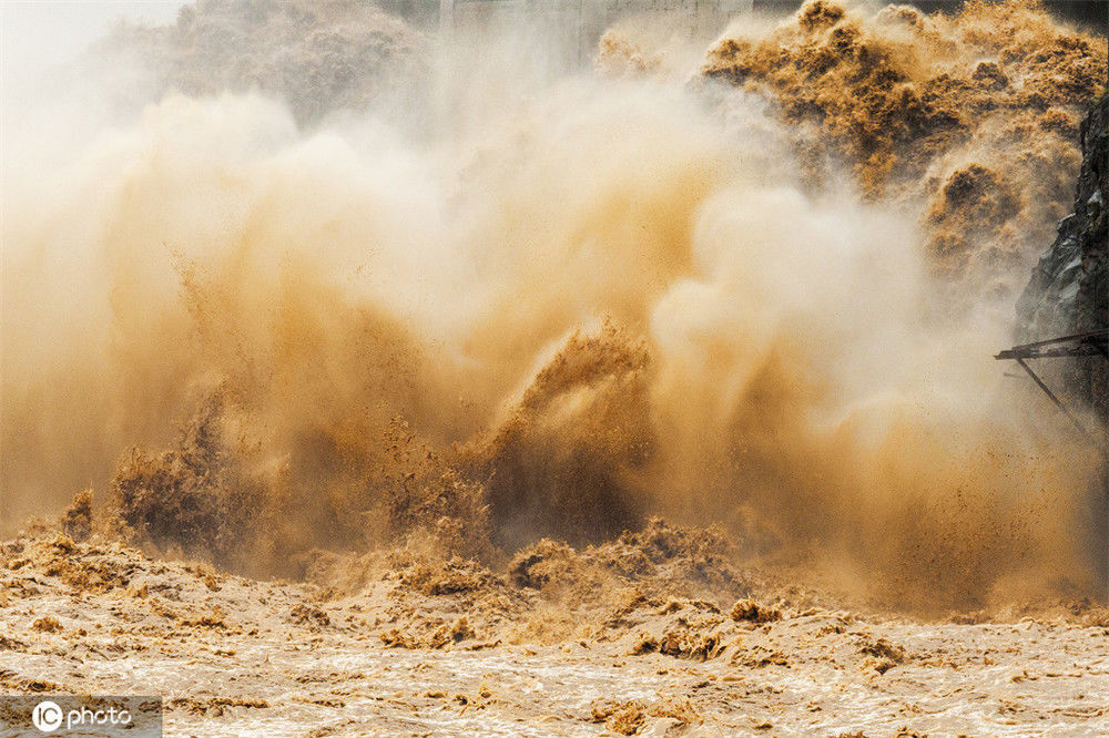 山西运城:黄河三门峡大坝闸孔全开泄洪峰 怒涛翻卷