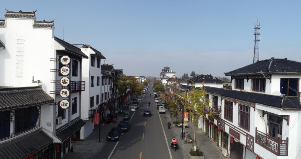 1/16蒋坝老街呈"丁"字型的狭长街道,皆铺设青条石路面,长一公里.