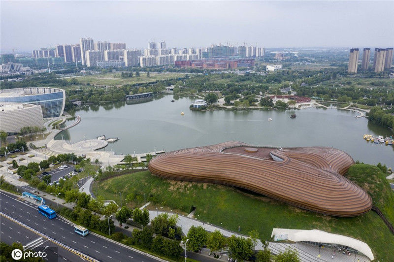 江苏溧阳湖畔现"焦尾琴"建筑 溧阳博物馆夺人目光