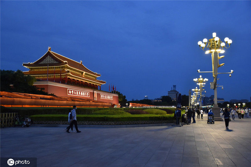 国庆临近 北京天安门城楼夜景流光溢彩璀璨夺目2020-09-23