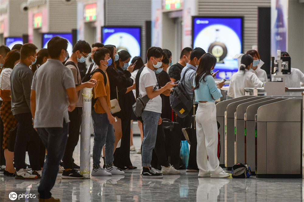 國慶出行高峰提前到來 河南鄭州東站候車大廳排長隊