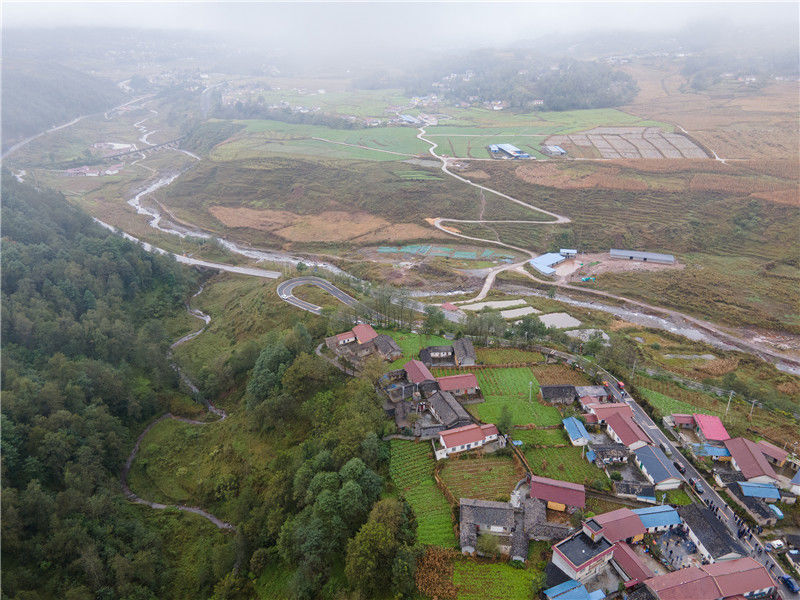 四川凉山:云雾缭绕越西依洛地坝