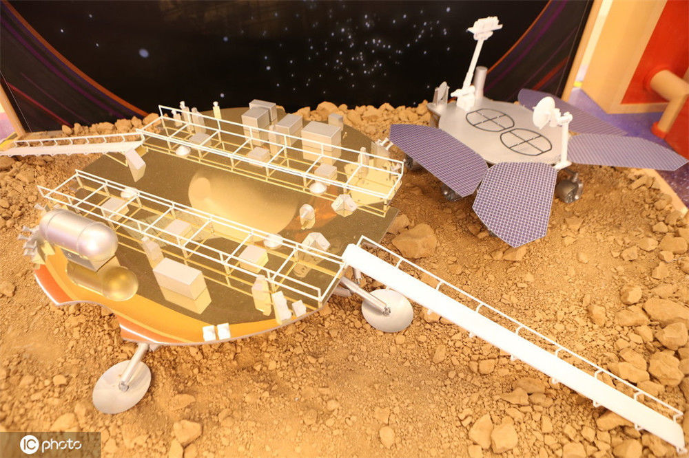 日前,上海万象城硬核打造科技探索宇宙之路,举办中国航天实物交互展