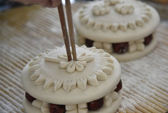 山东聊城:新春脚步临近 村民制作花糕香气扑鼻