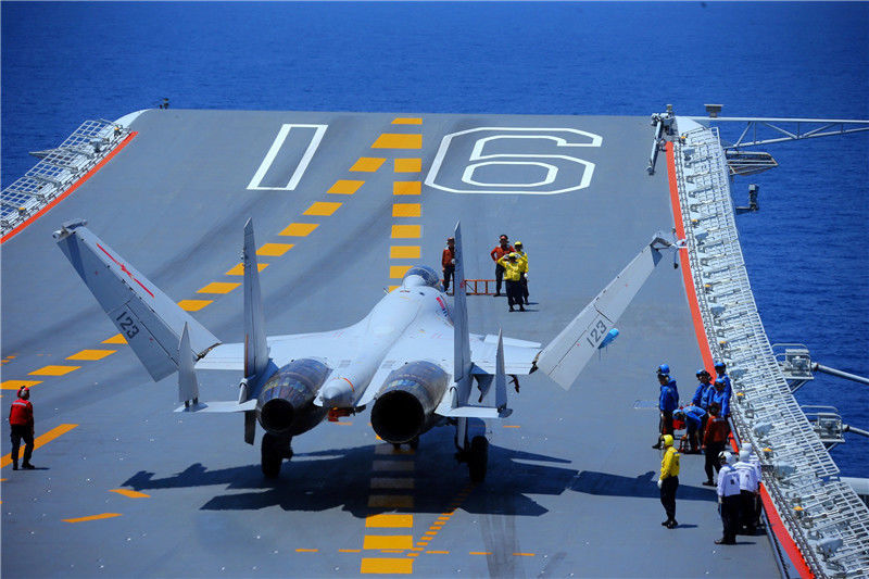 4月26日,中国海军辽宁舰航母编队圆满完成远海实兵对抗训练,返回青岛