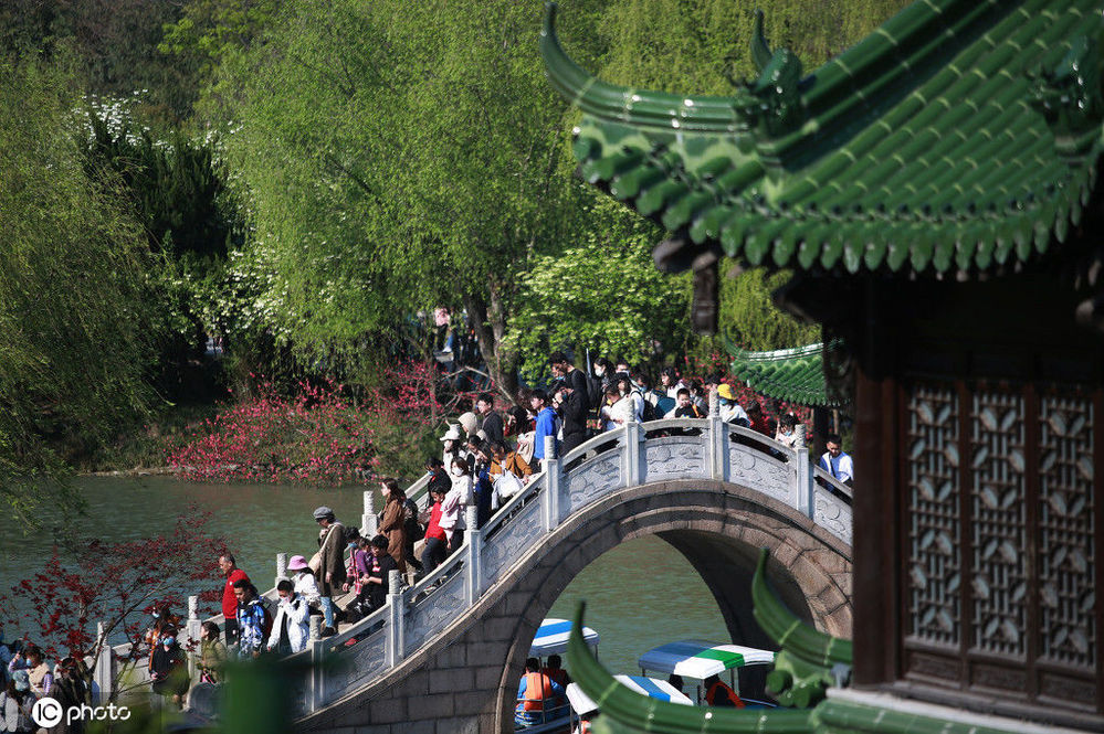 清明假期 扬州瘦西湖游人如织