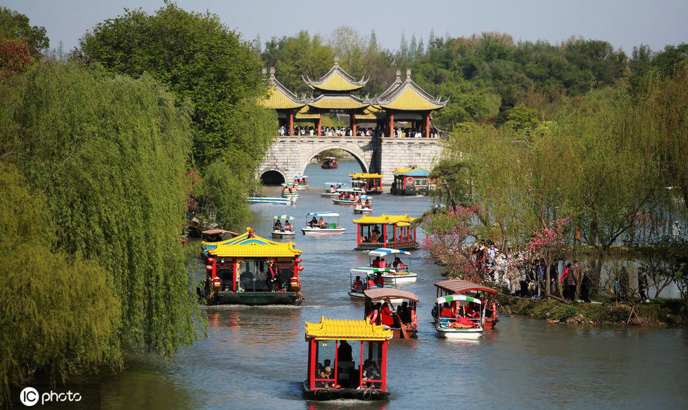 清明节假期第二天,江苏省扬州市迎来旅游旺季,江苏扬州瘦西湖风景区游