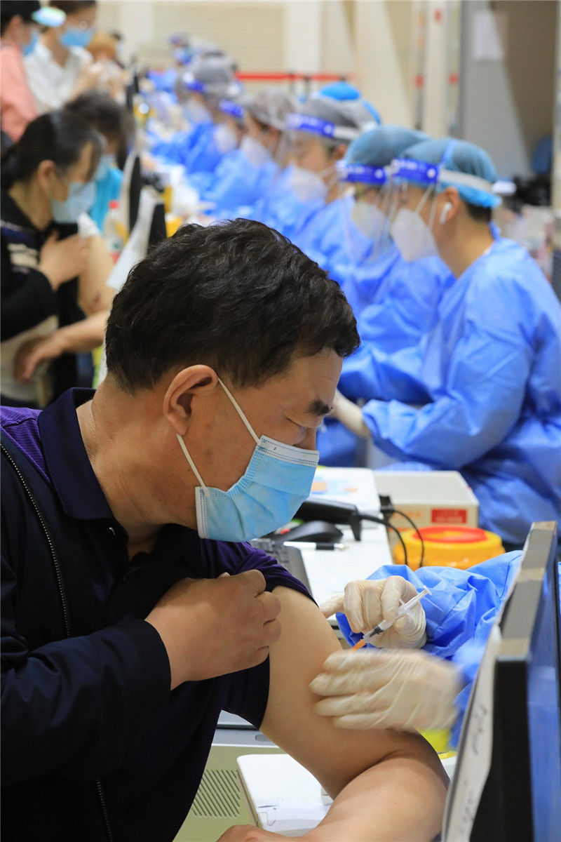 2021年5月17日,辽宁大连,市民在西岗区体育馆新冠疫苗接种点接种疫苗.