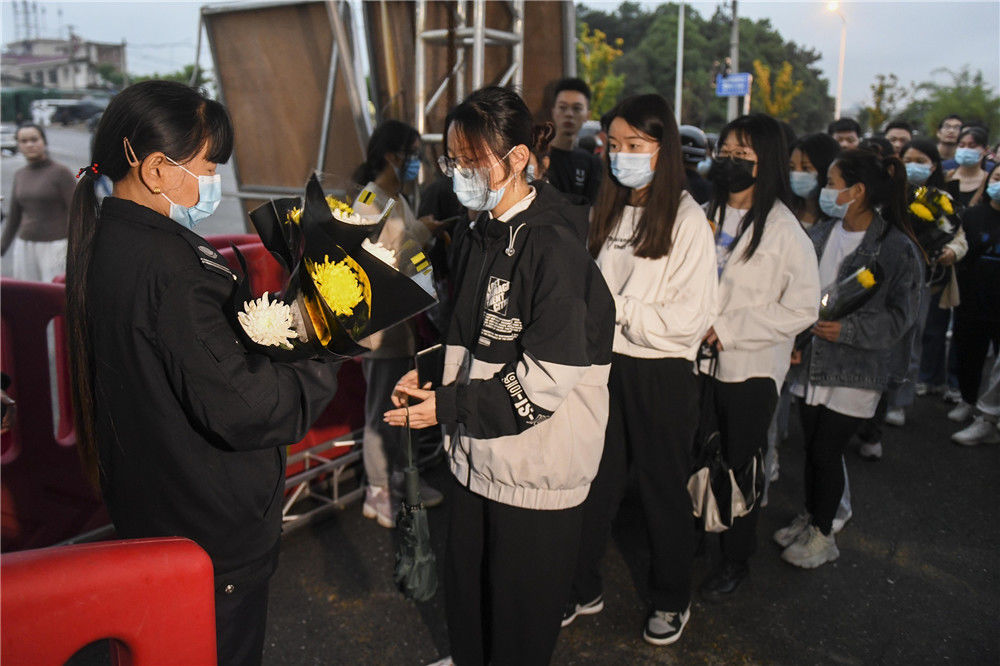 长沙:市民群众殡仪馆前排队献花悼念袁隆平院士-荔枝网图片