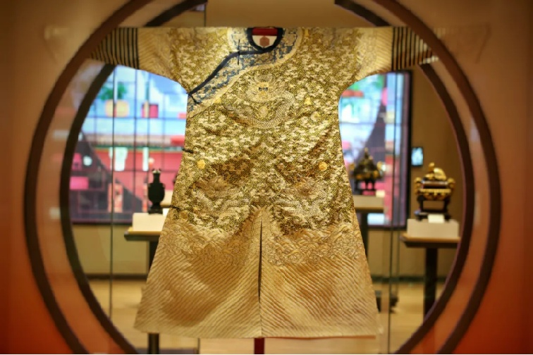 仿清乾隆缂金十二章福寿如意龙袍