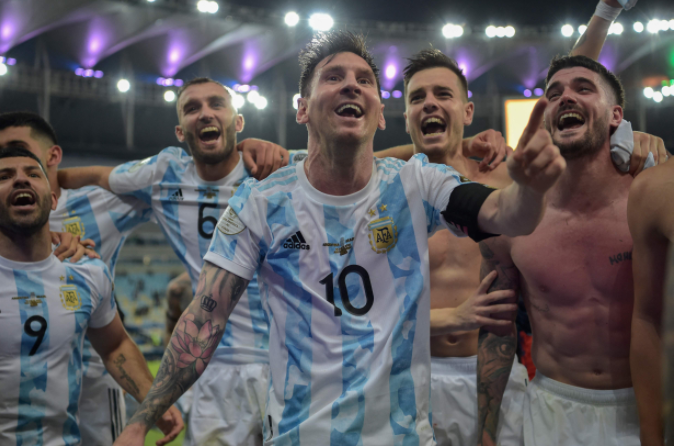 梅西和队友们庆祝夺冠.