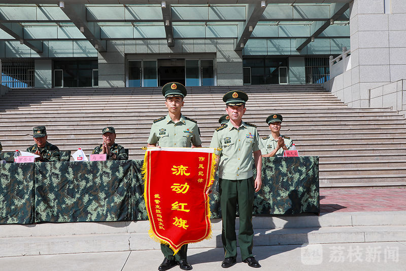 颁发流动红旗.赵俊杰摄影