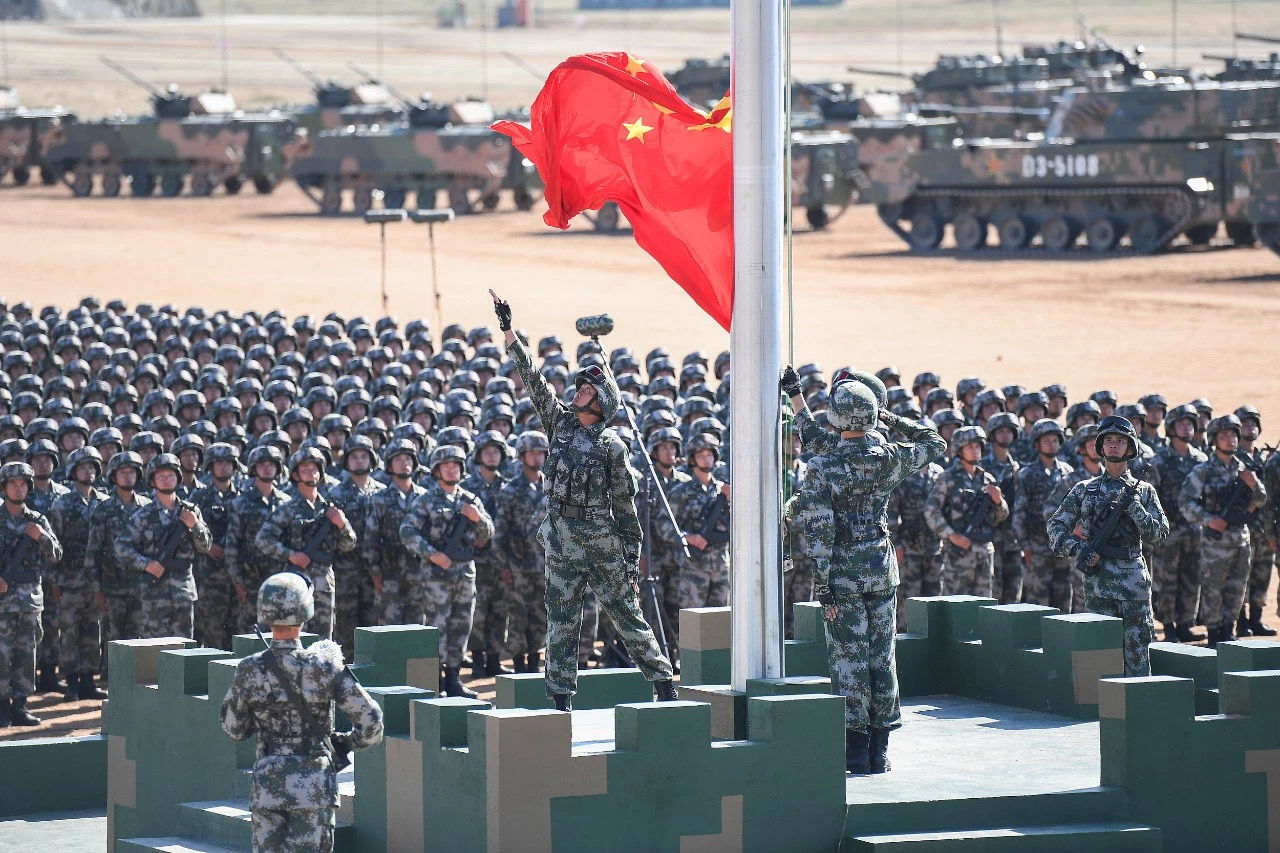 2017年7月30日,庆祝中国人民解放军建军90周年阅兵现场的升旗仪式