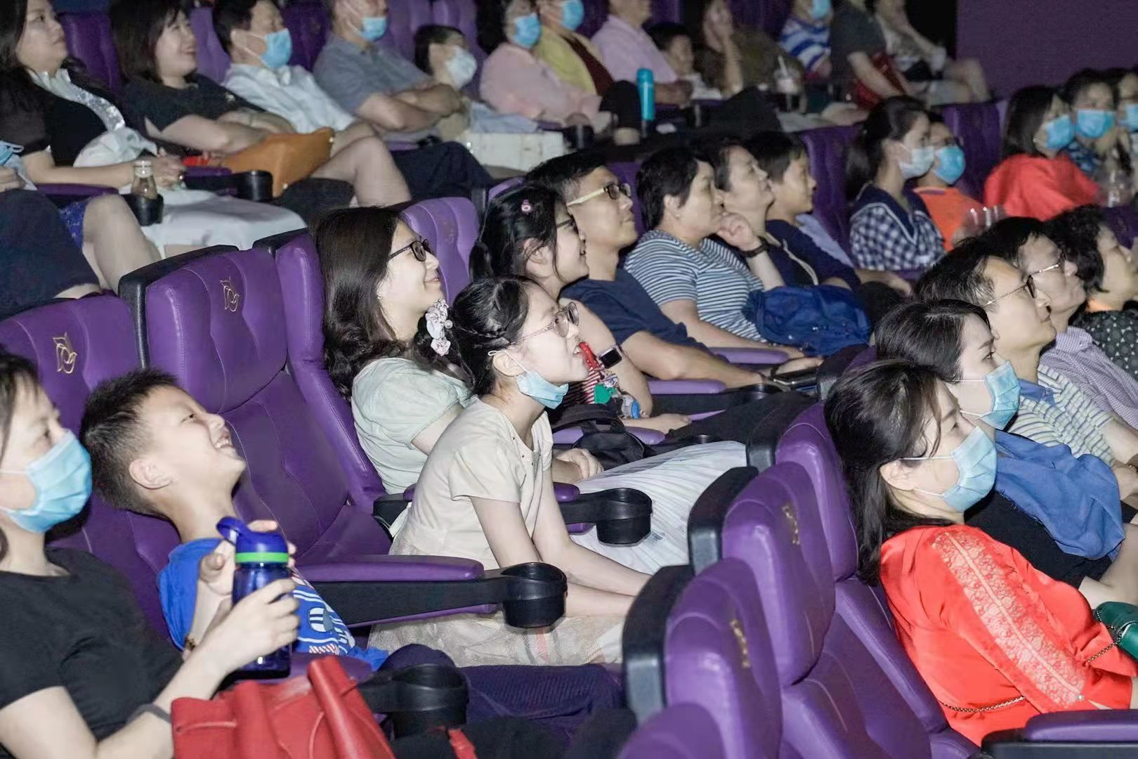 电影《足球爸爸》在宁首映 亲子观影反响热烈