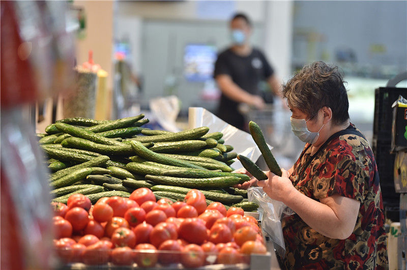 2021年7月27日,南京,市民在超市选购蔬菜.
