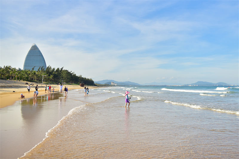 海南三亚:游客海滨度假乐享假期