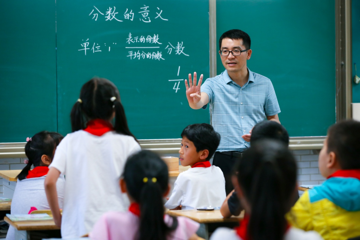 全国摄影名家聚焦建邺教育百名先模图片展开启