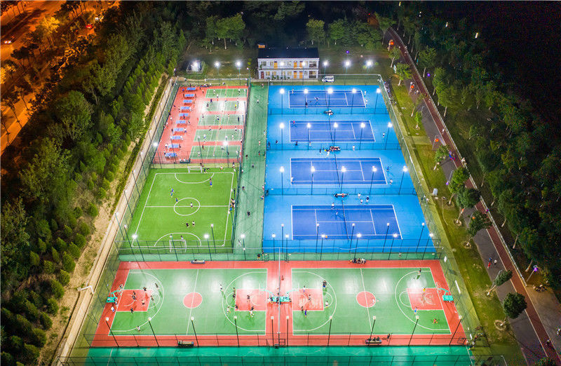 2021年8月4日,市民在山西省运城市禹都公园全民健身活动体育场地进行