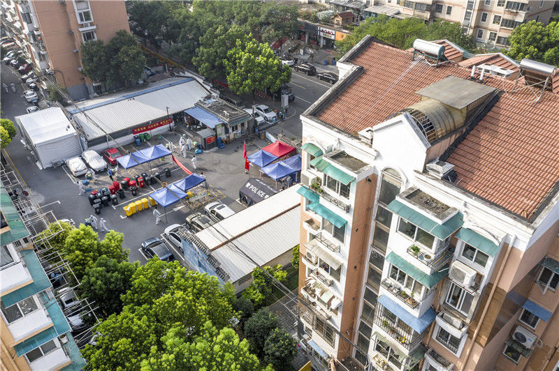 2021年8月2日晨,南京市建邺区南苑街道所街思园小区隔离点.