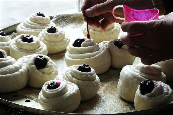 山西运城:传统民俗迎中秋 市民赶制晋南花馍