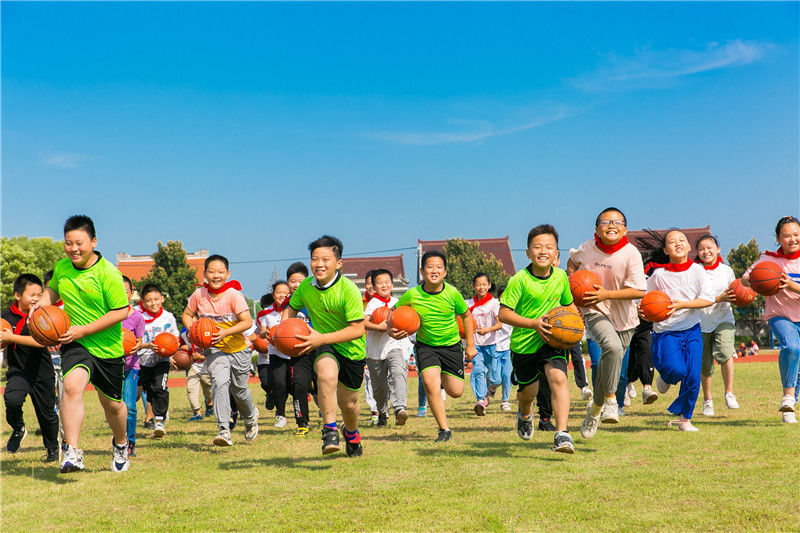 江苏南通一小学落实"双减"政策 保障学生阳光大课间体育活动时间