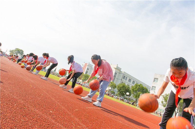 2021年9月24日,在江苏南通如皋市搬经镇夏堡小学,学生在"大课间"活动