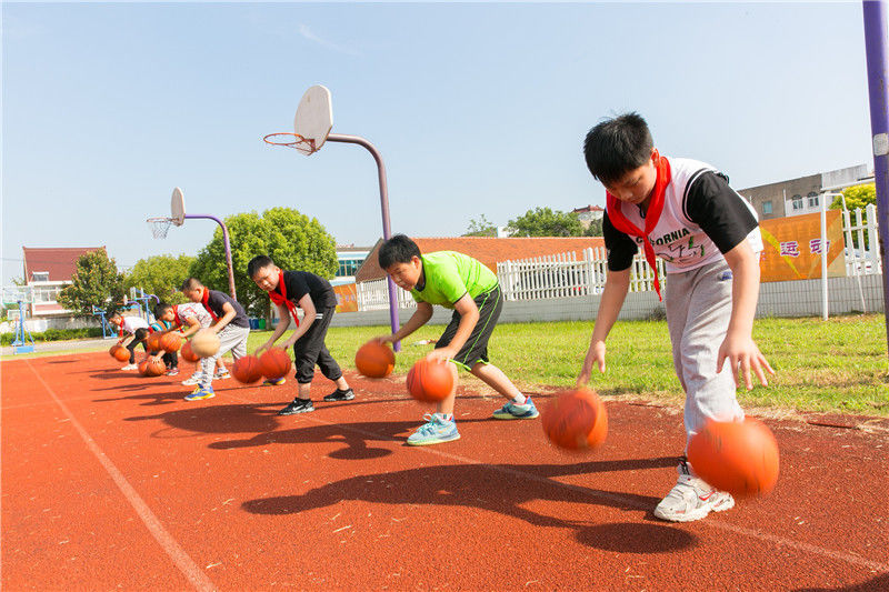 江苏南通一小学落实"双减"政策 保障学生阳光大课间体育活动时间