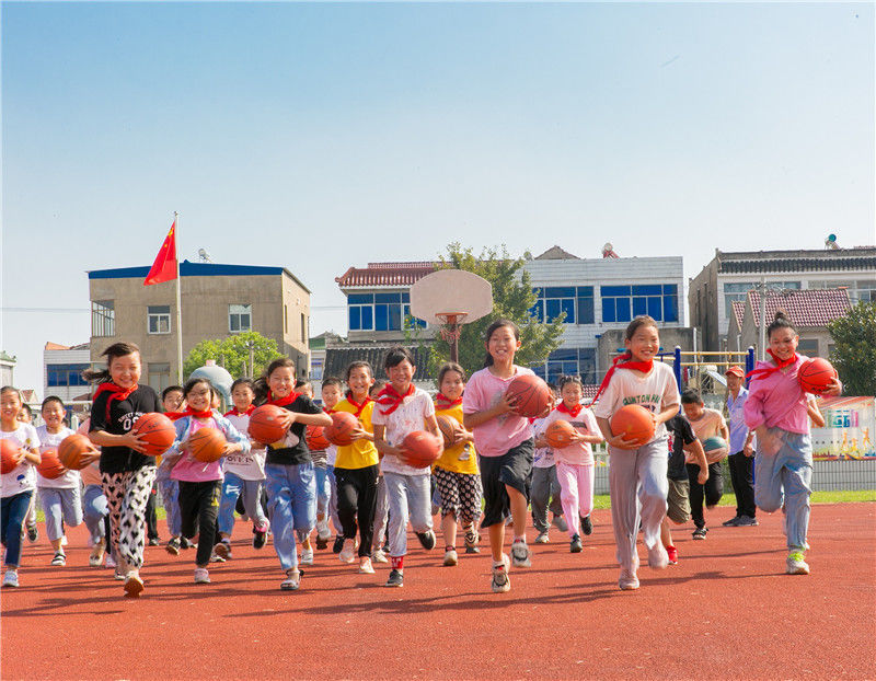 2021年9月24日, 江苏南通如皋市搬经镇夏堡小学,学生在"大课间"活动上