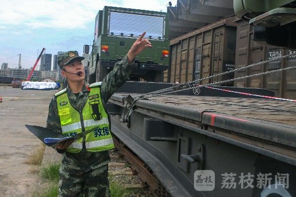 了鐵路裝載訓練流程,在模擬實戰環境中實裝實載,錘鍊部隊遠程投送能力