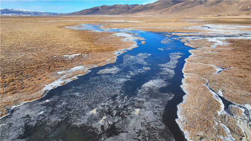 四川甘孜航拍冬季无量河湿地河流冰封颜色绚丽