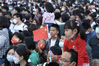 2022年10月1日，北京，市民十一当日在天安门广场观看升国旗仪式。
