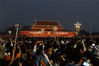 2022年10月1日，北京，市民十一当日在天安门广场观看升国旗仪式。
