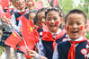 2022年9月24日，江苏淮安市纪家楼小学组织进城务工人员子女手持小国旗，游览楚秀公园，并在一排排悬挂的国旗前拍照留影，祝福祖国。