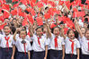 2022年9月28日，安徽省合肥市蜀新苑小学的小学生手举国旗祝福祖国。
