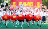 2022年9月29日，在江苏省扬州市汶河小学，学生们在“祝福祖国”的快闪活动现场快乐奔跑。
