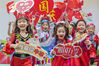 2022年9月30日，浙江省湖州市长兴县机关幼儿园，孩子们高唱爱国歌曲，祝福祖国繁荣昌盛。
