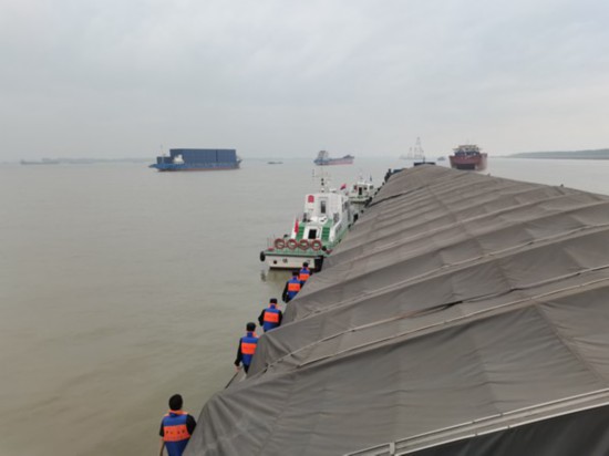 图为联合检查组登船检查。常州海事局供图