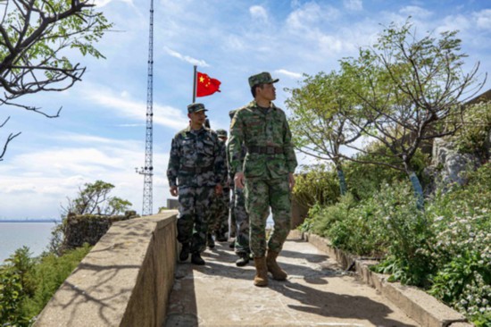 &ldquo;时代楷模&rdquo;王仕花（右一）走向升旗台。灌云县委宣传部供图