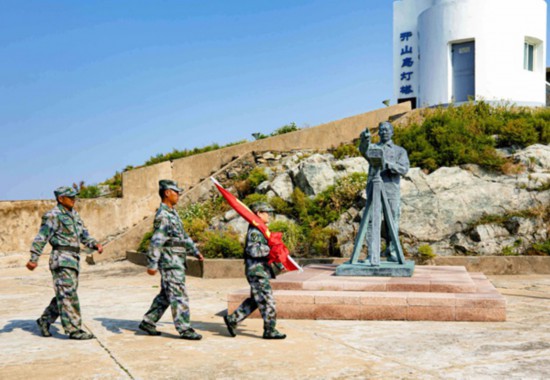 第五批守岛民兵李华良（左一）升旗仪式后参加巡岛。灌云县委宣传部供图