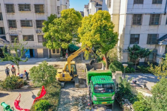 图为新佳新村雨污分流改造现场。盛义摄