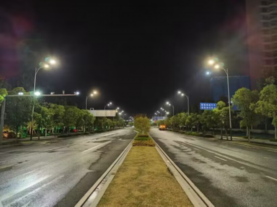 图为节能改造后的路灯。苏州高铁新城供图